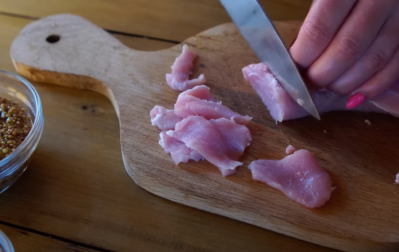 Вкуснее магазинной, а готовить очень просто: рецепт домашней колбасы с горчицей